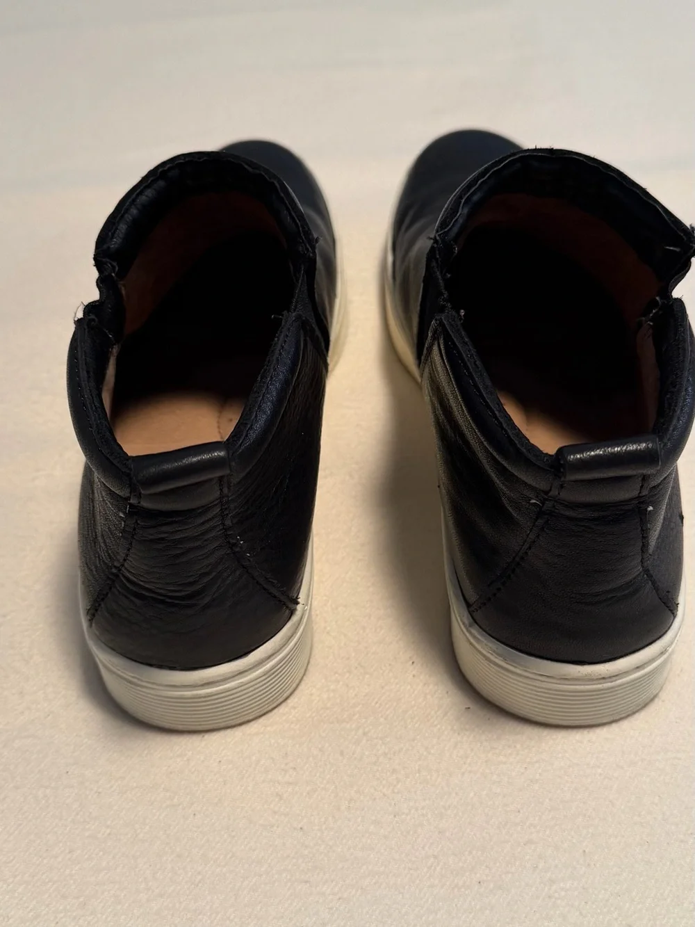Sofft Womens Somers Chelsea Sneaker Size 9 Black Leather Slip On Mid Bootie